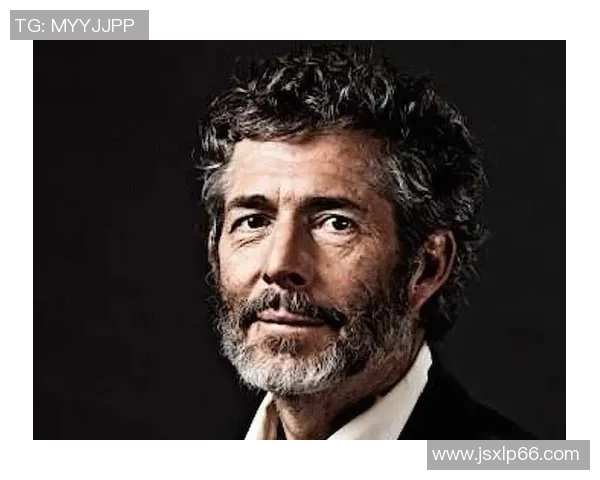 非洲足球明星节俭生活背后故事揭秘 如何在奢华与简朴之间找到平衡